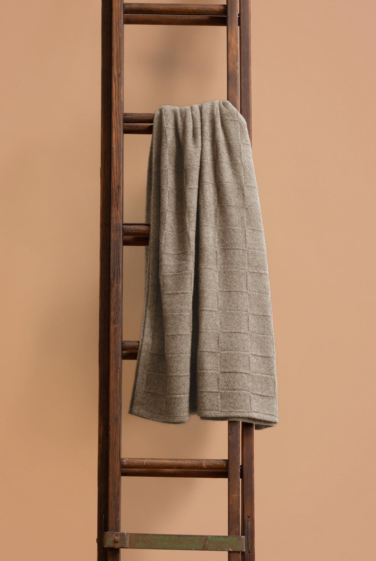 Queen Throw Noble Wilde